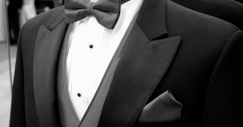 Le retour du tailleur chez les jeunes : pourquoi ce style vintage séduit