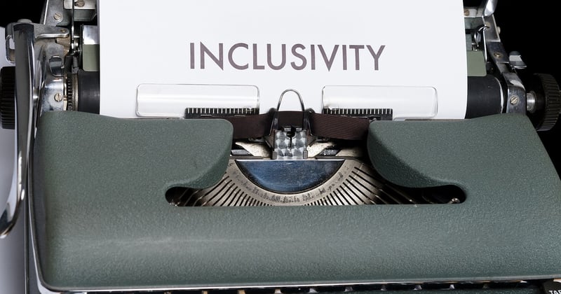 La mode inclusive gagne les podiums : la révolution des corps libérés
